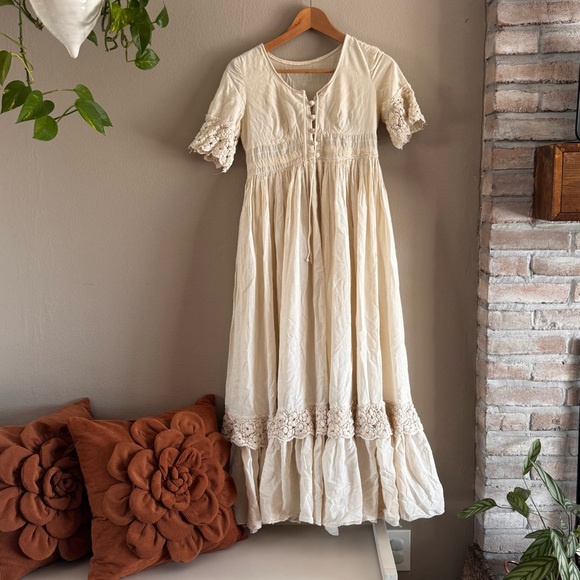 beverly paige Dresses & Skirts - BEVERLY PAIGE Vintage Ruffle Maxi Dress
